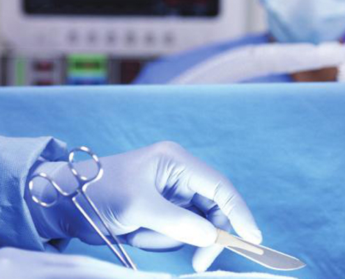 La colecistectomia è l'intervento chirurgico che consiste nella rimozione della colecisti. Oggi rappresenta il trattamento di riferimento per la calcolosi biliare sintomatica, ma la decisione di operare non dipende esclusivamente dalla presenza dei calcoli. L'obiettivo è intervenire quando il rischio di complicanze supera quello dell'intervento stesso.